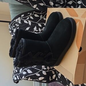 NIB Ugg Koolaburra Victoria Short Black Boots - Size 9 Women's